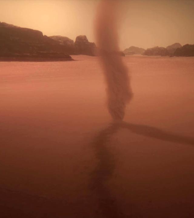 Computeranimiertes Bild eines Wirbels aus rotem Staub auf einer roten Oberfläche, der eine Spur im Untergrund hinterlässt.