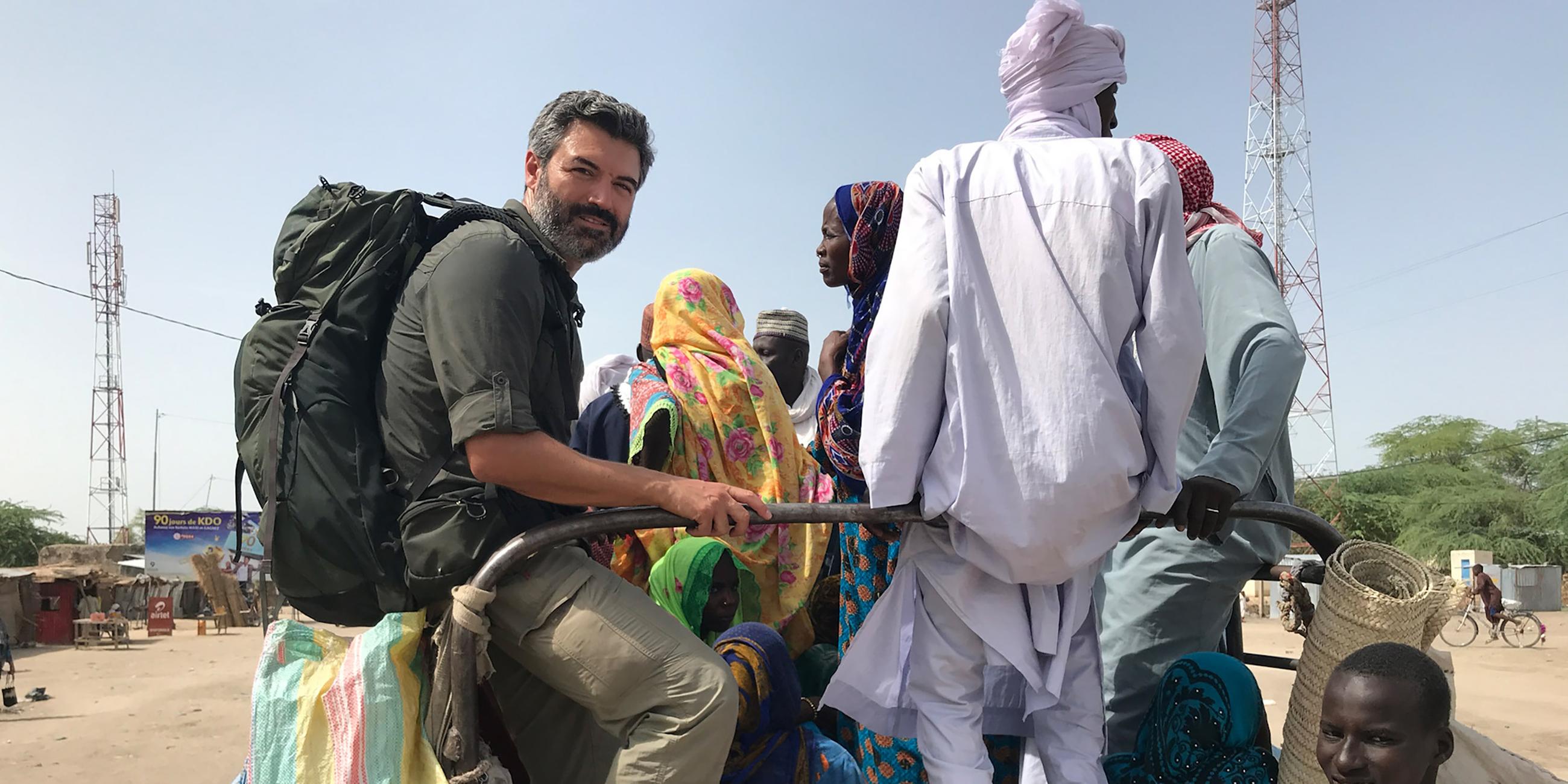 Reporter Reza Pakravan auf der Ladefläche eines Pick-up-Transporters, die er sich mit vielen Einheimischen teilt.