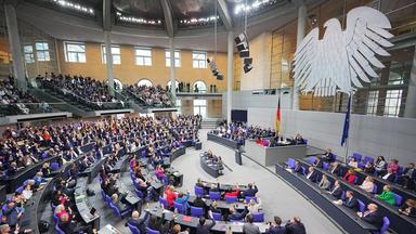 Die Politiker sitzen im Bundestag.