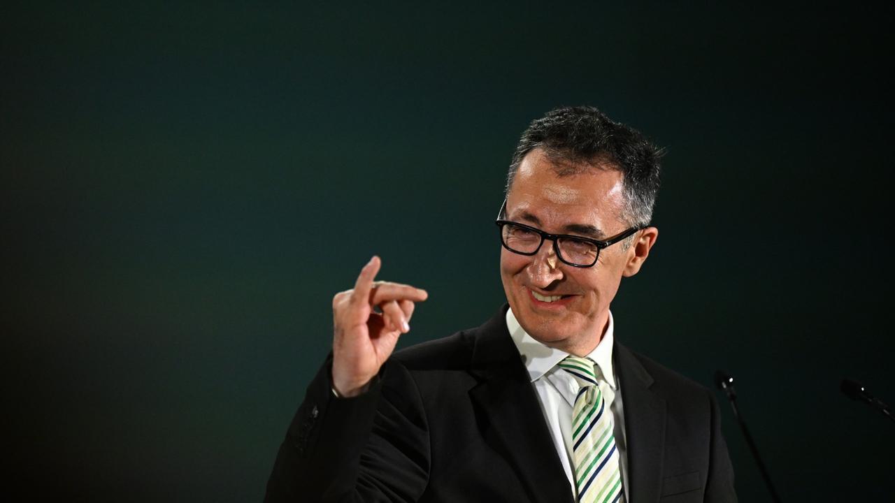 Cem Özdemir freut sich. Seine Partei Die Grünen hat die meisten Stimmen bei der Wahl in Baden-Württemberg bekommen.