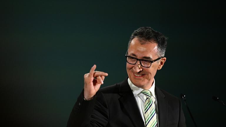 Cem Özdemir freut sich. Seine Partei Die Grünen hat die meisten Stimmen bei der Wahl in Baden-Württemberg bekommen.