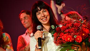 Elif Eralp von der Partei "Die Linke" freut sich. Ihre Partei hat die meisten Stimmen bei der Wahl in Berlin bekommen.