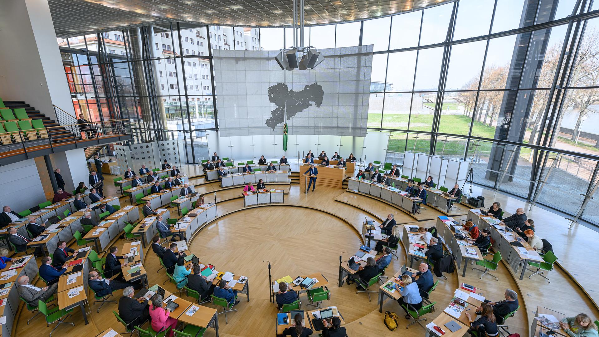 Im Sitzungs-Saal im Landtag vom Bundes-Land Sachen sitzen die Politiker.