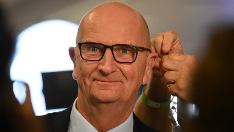 Dietmar Woidke lächelt zufrieden.