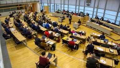 Politiker sitzen im Landtag von Sachsen-Anhalt.