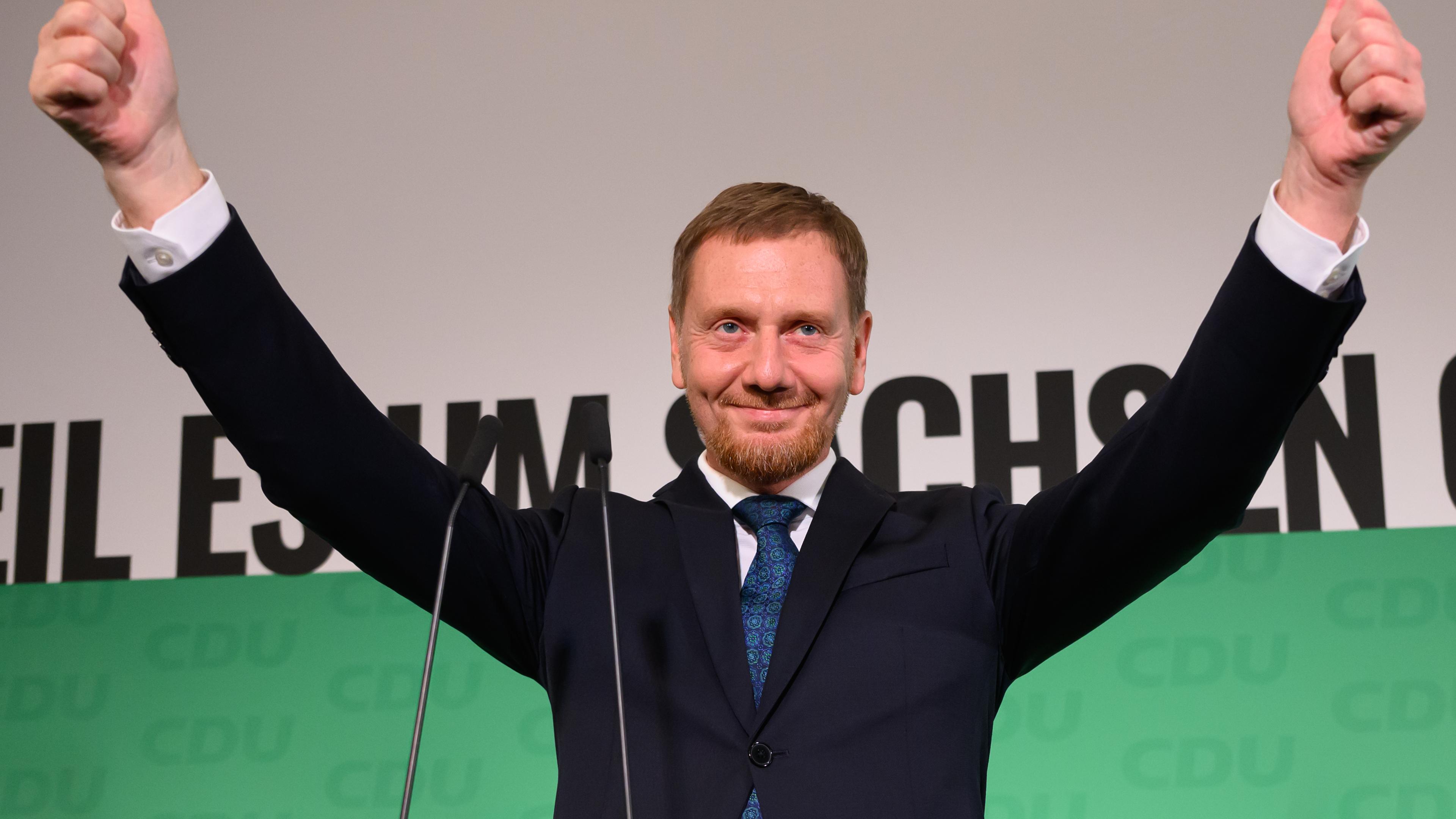 Michael Kretschmer zeigt sich in Siegerpose.