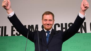 Michael Kretschmer zeigt sich in Siegerpose.