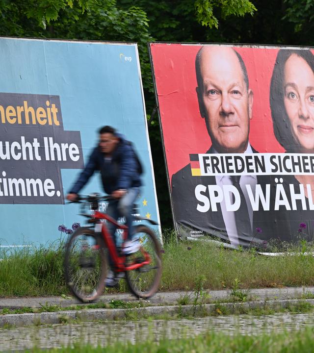 Wahlplakate zeigen Parteien und ihre Kandidaten.
