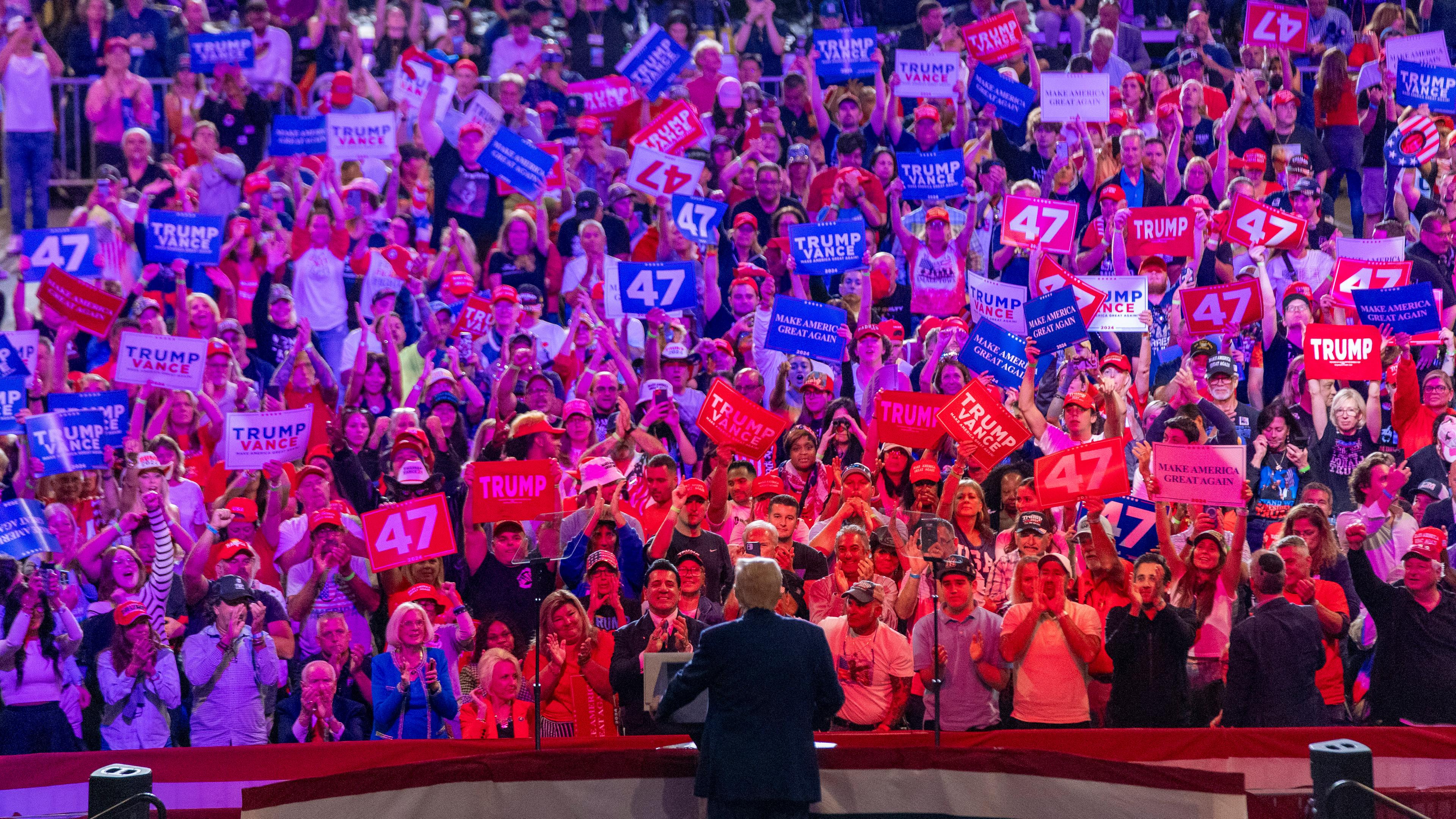 Eine Wahlkampfveranstaltung der Republikaner. Donald Trump steht vor seinen Anhängern.