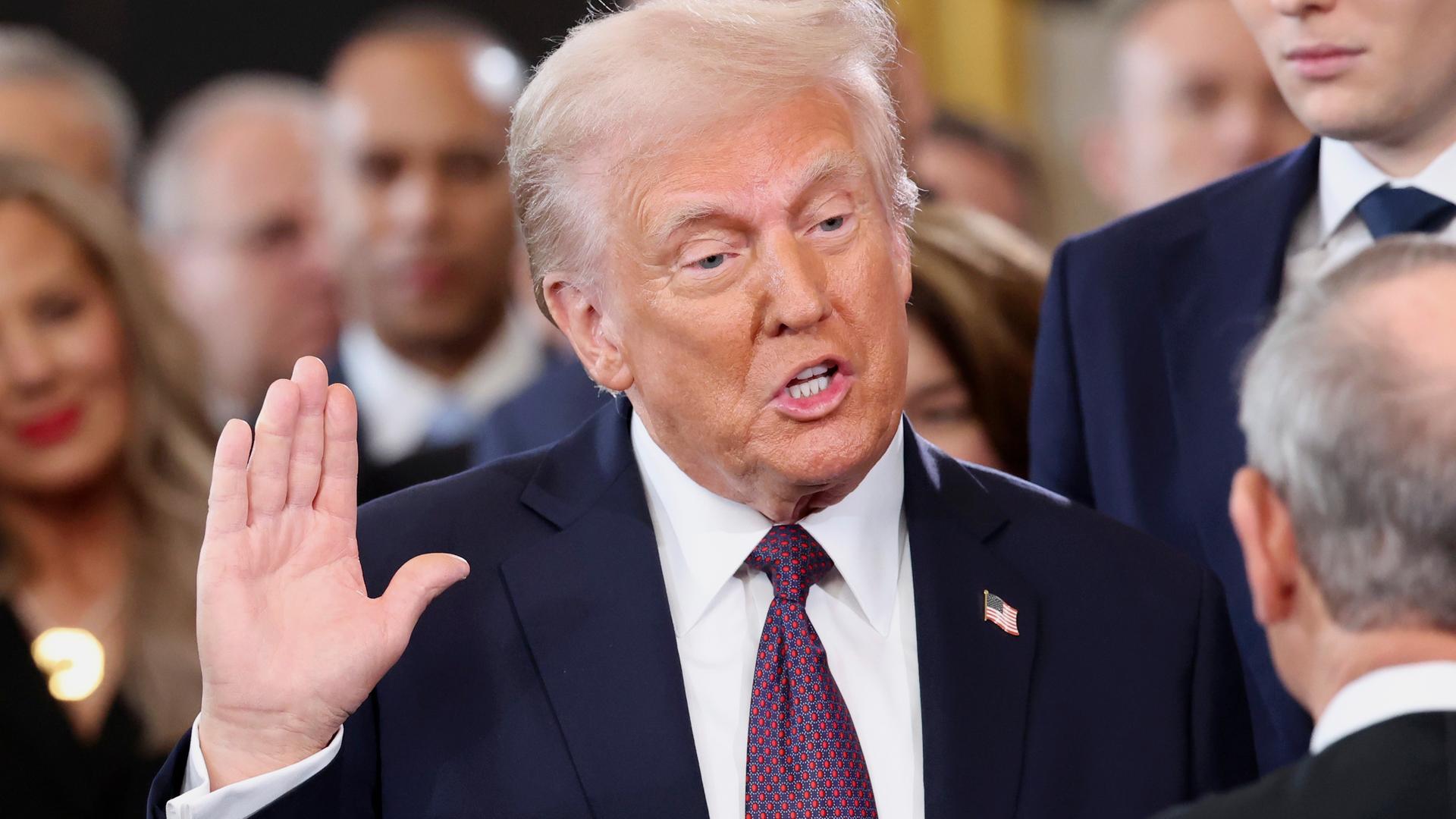 Donald Trump mit erhobener Hand bei der Vereidigung