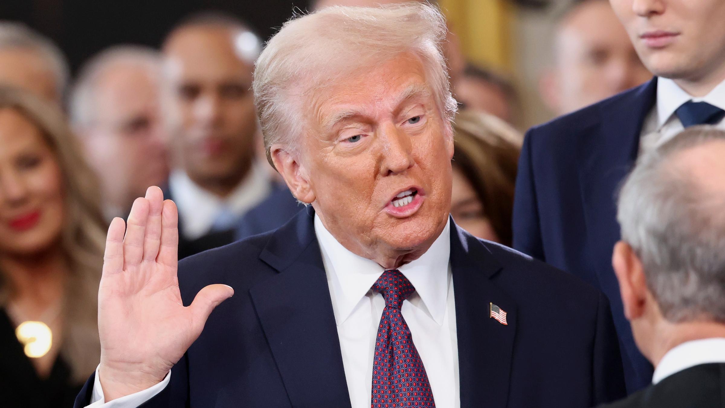 Donald Trump mit erhobener Hand bei der Vereidigung