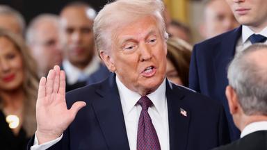 Donald Trump mit erhobener Hand bei der Vereidigung
