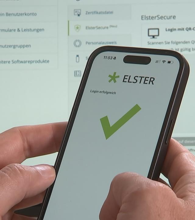 Auf dem Smartphone ist die App einfachELSTERplus geöffnet.