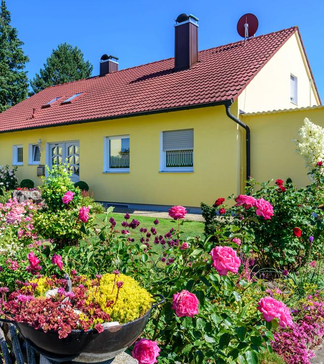 Typisches Einfamilienhaus in einer Wohnsiedlung mit Vorgarten Bayern Deutschland
