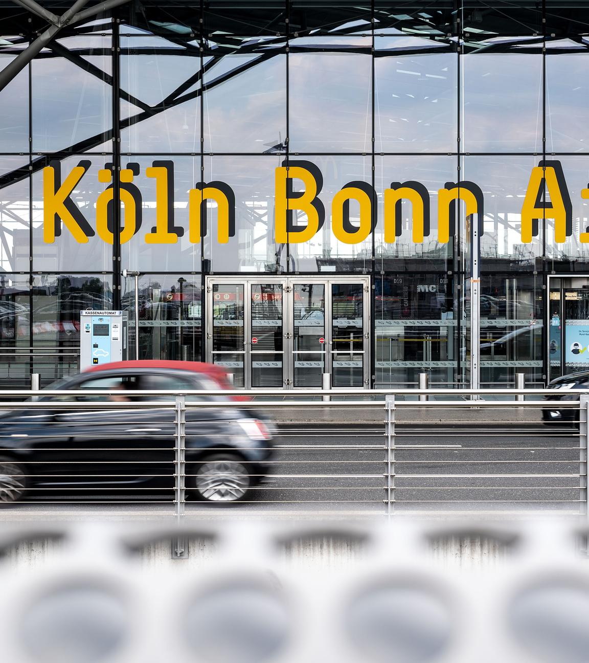 Nordrhein-Westfalen, Köln: Autos fahren am Terminal 2 des Flughafens Köln/Bonn vorbei.