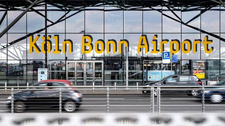 Nordrhein-Westfalen, Köln: Autos fahren am Terminal 2 des Flughafens Köln/Bonn vorbei.