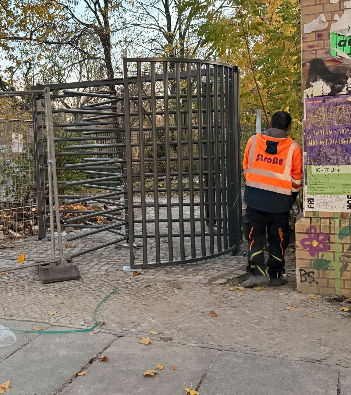 Ein neu eingebautes Eingangstor am Görlitzer Park in Berlin-Kreuzberg.