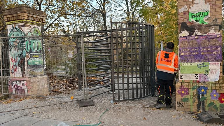 Ein neu eingebautes Eingangstor am Görlitzer Park in Berlin-Kreuzberg.