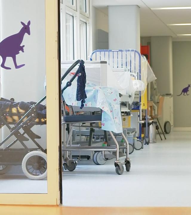 Leerer Kinderwagen am Eingang einer Kinderstation