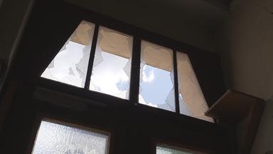 eingeschlagene Fensterscheibe