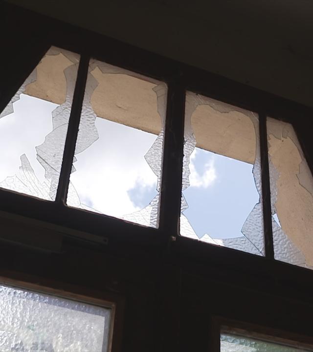 eingeschlagene Fensterscheibe