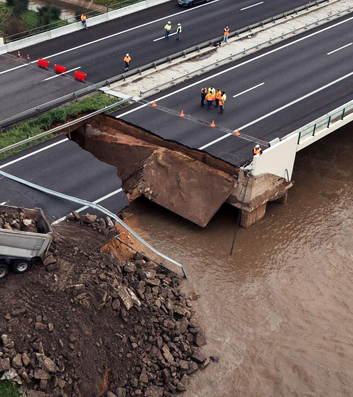 Ein am 12. Februar 2026 von Brisa veröffentlichtes Handout zeigt schwere Baumaschinen im Einsatz auf der Autobahn zwischen Lissabon und Porto, nachdem Teile der Strecke infolge von Überschwemmungen beschädigt wurden.