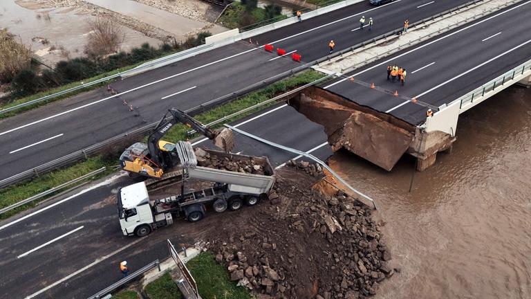 Ein am 12. Februar 2026 von Brisa veröffentlichtes Handout zeigt schwere Baumaschinen im Einsatz auf der Autobahn zwischen Lissabon und Porto, nachdem Teile der Strecke infolge von Überschwemmungen beschädigt wurden.
