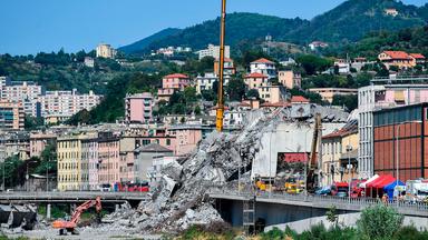 Italien, Genua: Die Trümmer der teilweise eingestürzten Autobahnbruecke Ponte Morandi liegen auf einer Straße. Archivbild