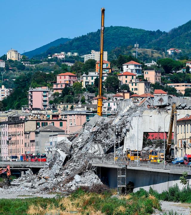Italien, Genua: Die Trümmer der teilweise eingestürzten Autobahnbruecke Ponte Morandi liegen auf einer Straße. Archivbild