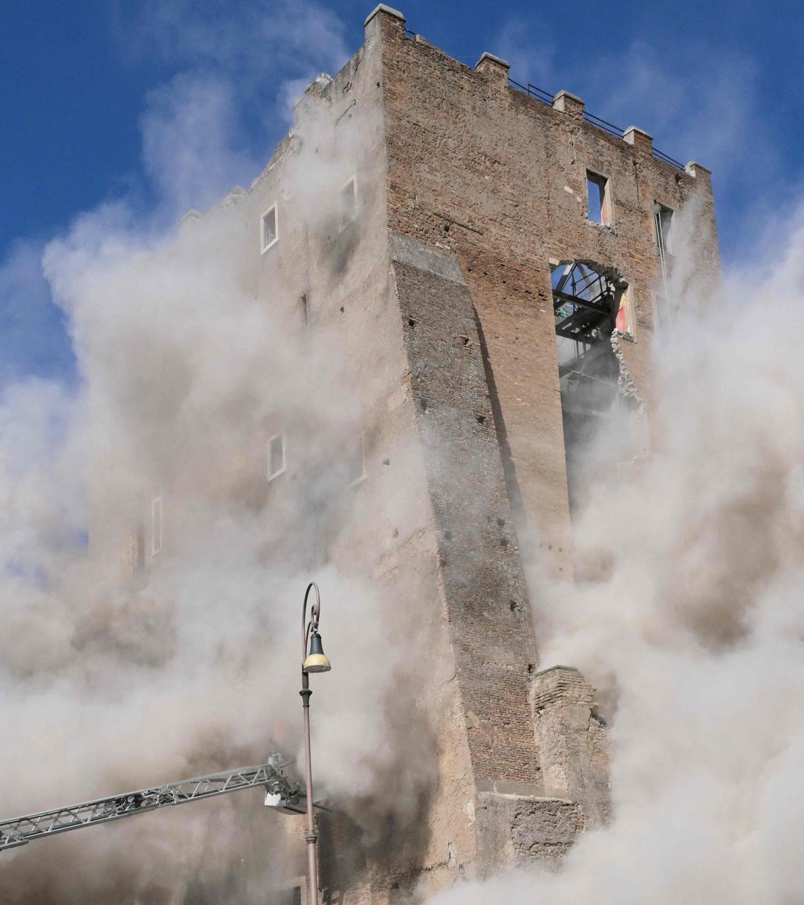 Am 3. November 2025 wirbelte Staub auf, nachdem ein Teil des mittelalterlichen Turms „Torre dei Conti“ in der Nähe des Forum Romanum im historischen Zentrum Roms einstürzte.