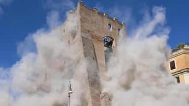 Am 3. November 2025 wirbelte Staub auf, nachdem ein Teil des mittelalterlichen Turms „Torre dei Conti“ in der Nähe des Forum Romanum im historischen Zentrum Roms einstürzte.