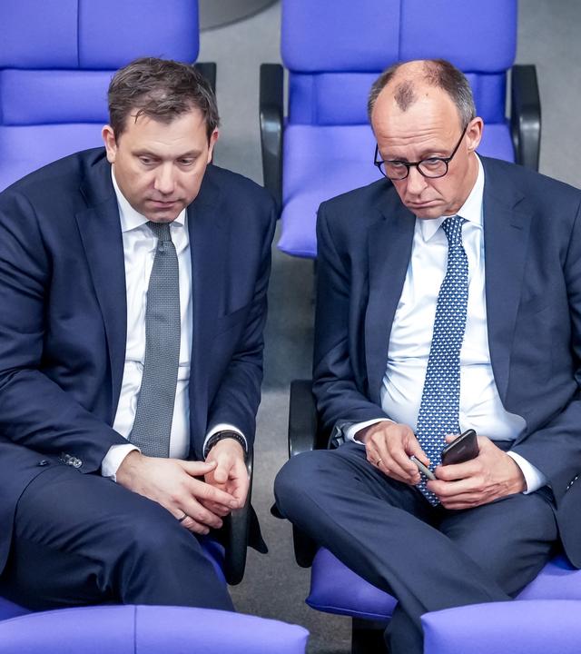 Lars Klingbeil (l), SPD Fraktionschef und Bundesvorsitzender, spricht mit Friedrich Merz, CDUCSU Fraktionsvorsitzender und CDU Bundesvorsitzender, in den hinteren Sitzreihen der Union während der 213. Plenarsitzung der 20. Legislaturperiode im Deutschen Bundestag.