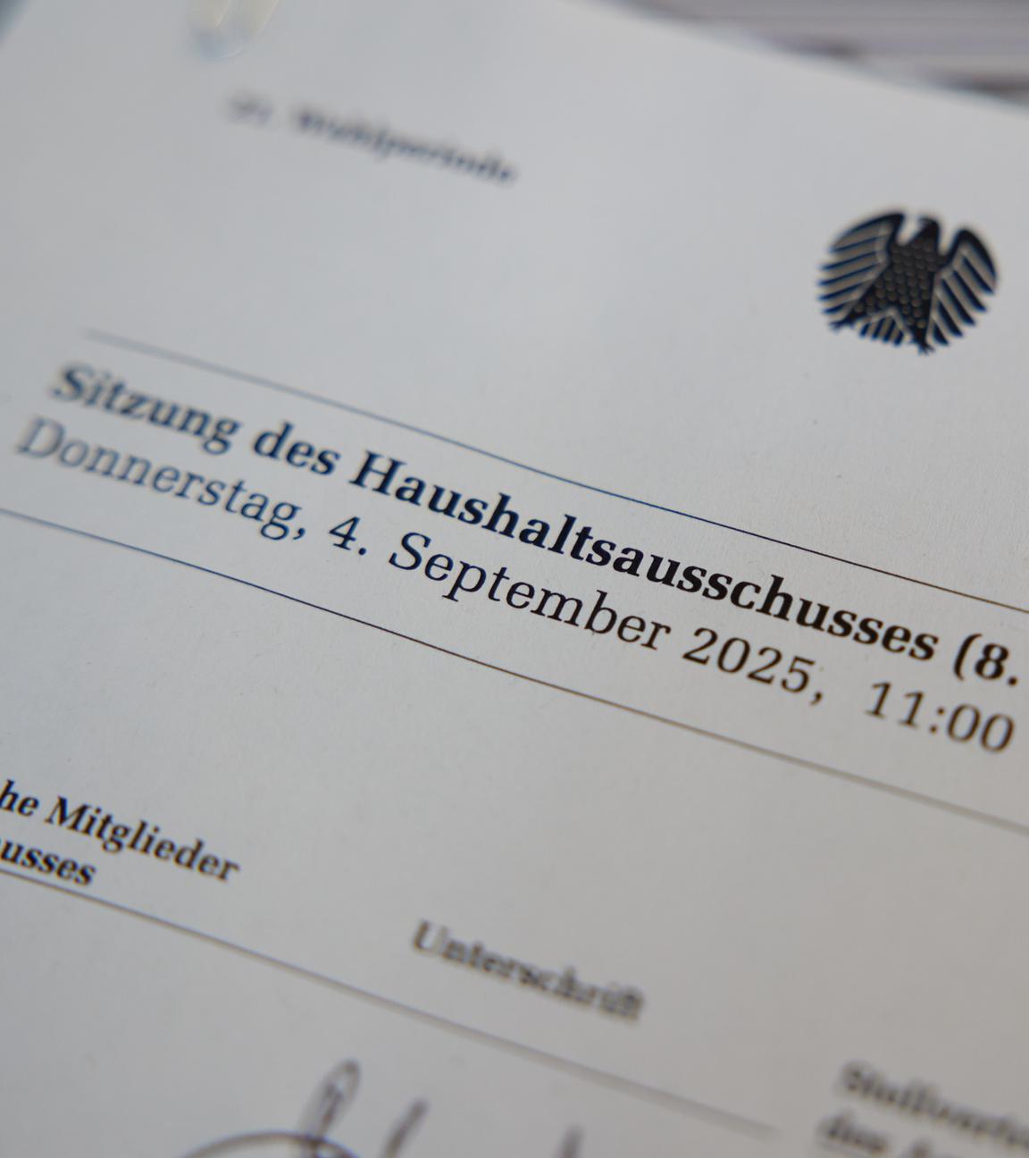 Blick auf die Anwesenheitsliste des Haushaltsausschusses im Paul-Löbe-Haus