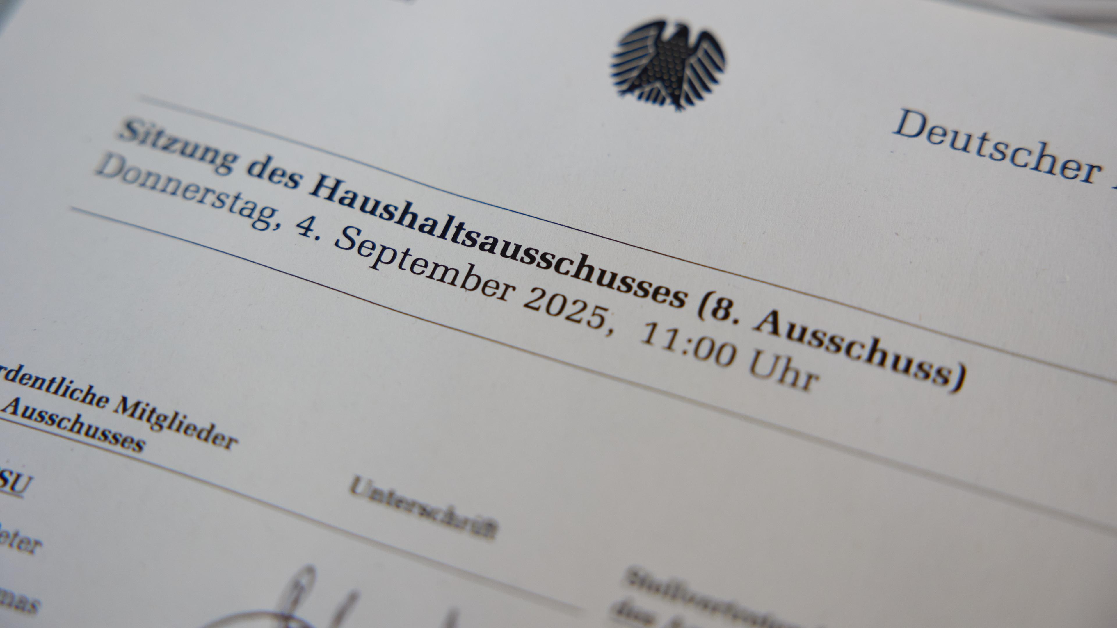 Blick auf die Anwesenheitsliste des Haushaltsausschusses im Paul-Löbe-Haus