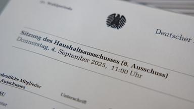 Blick auf die Anwesenheitsliste des Haushaltsausschusses im Paul-Löbe-Haus
