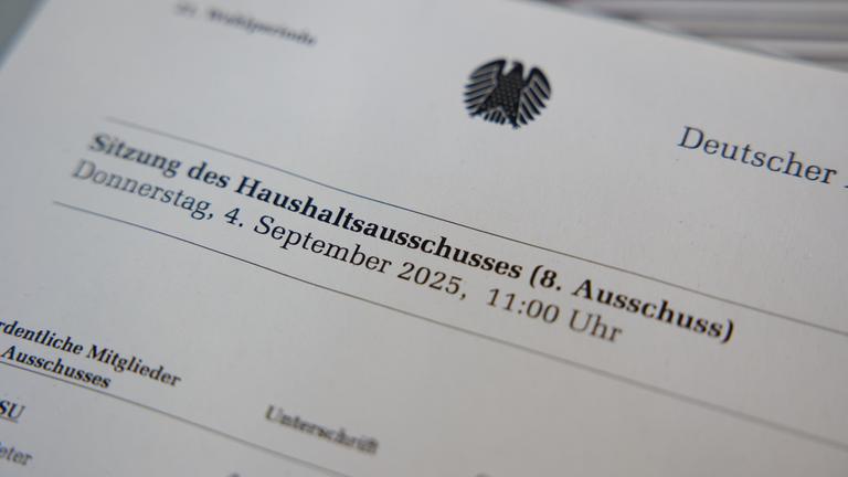 Blick auf die Anwesenheitsliste des Haushaltsausschusses im Paul-Löbe-Haus