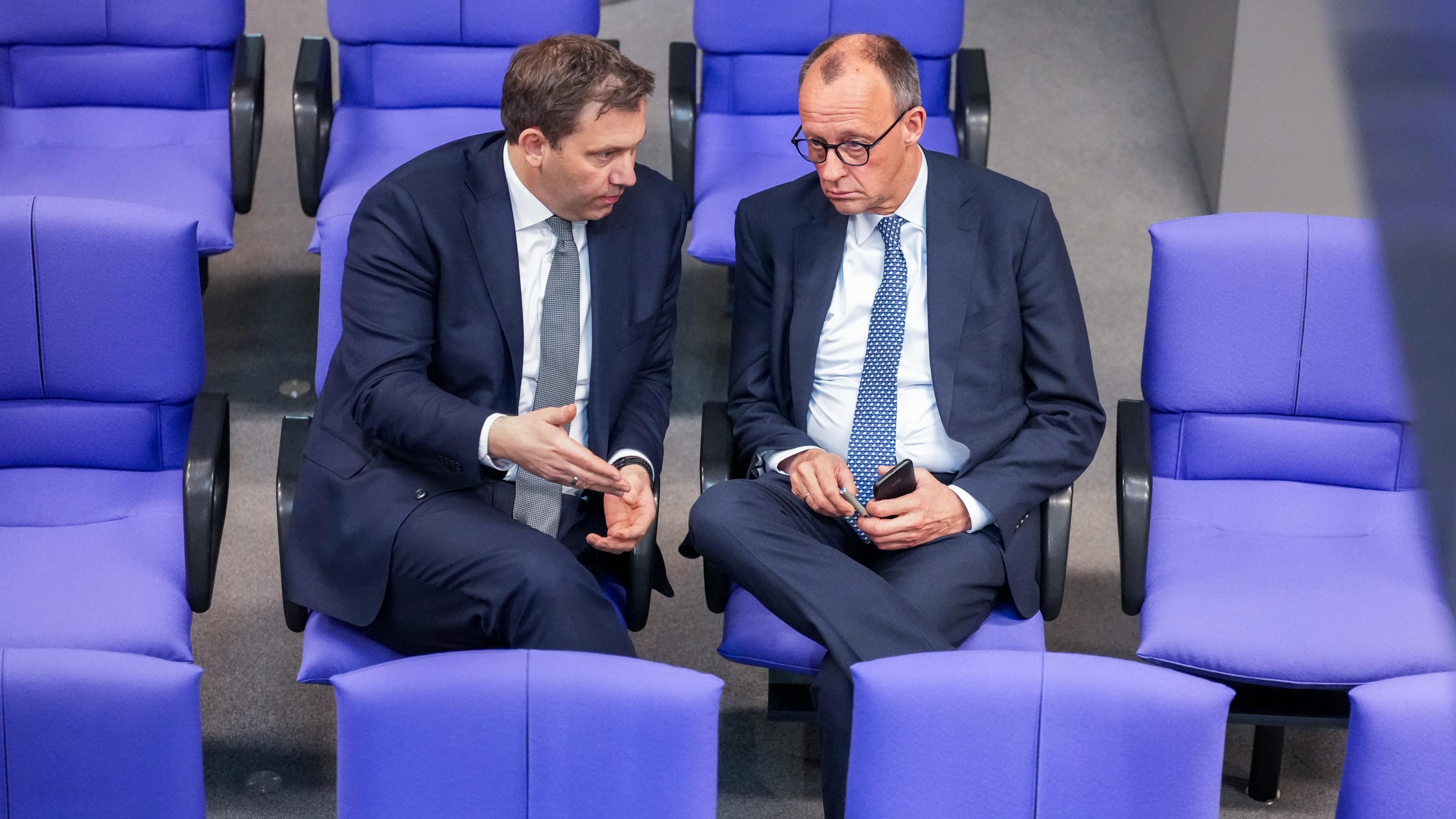 Bundestag - Sondersitzung zur Grundgesetzänderung -Merz und Klingbeil unterhalten sich
