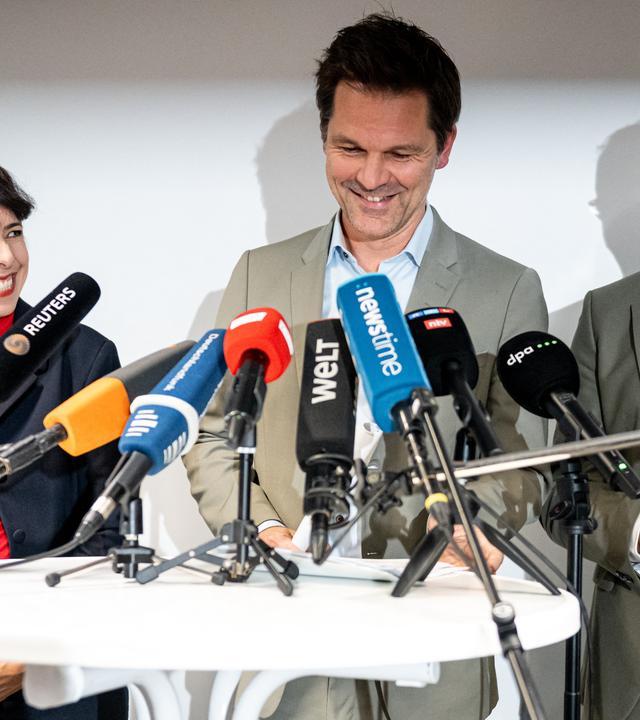 Steffen Krach (SPD, M), Berliner SPD-Fraktions- und Landesvorsitzender, Elif Eralp, Fraktionsvorsitzende der Partei Die Linke im Berliner Abgeordnetenhaus, und