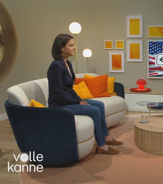 Samina Sultan und Florian Weiss sitzen sich gegenüber