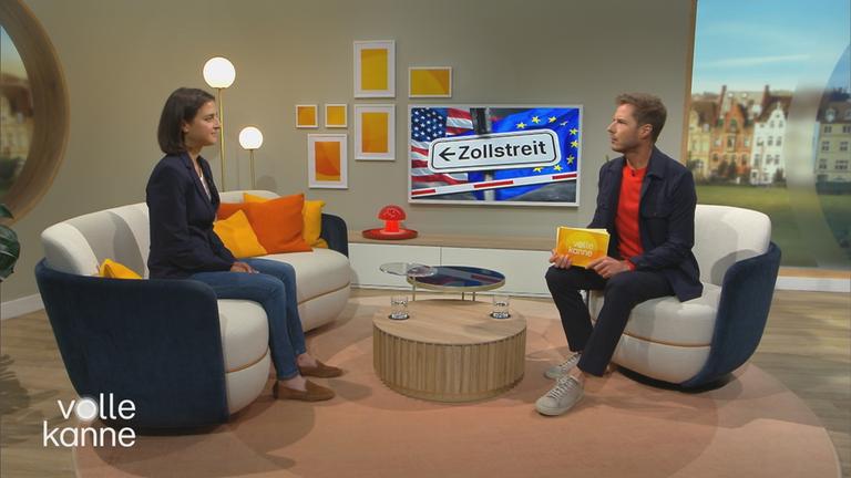 Samina Sultan und Florian Weiss sitzen sich gegenüber