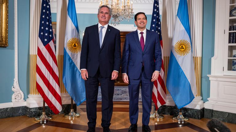 US-Außenminister Marco Rubio (R) posiert für ein Foto mit dem argentinischen Außenminister Pablo Quirno (L) vor ihrem Treffen im US-Außenministerium in Washington, DC, am 13. November 2025.