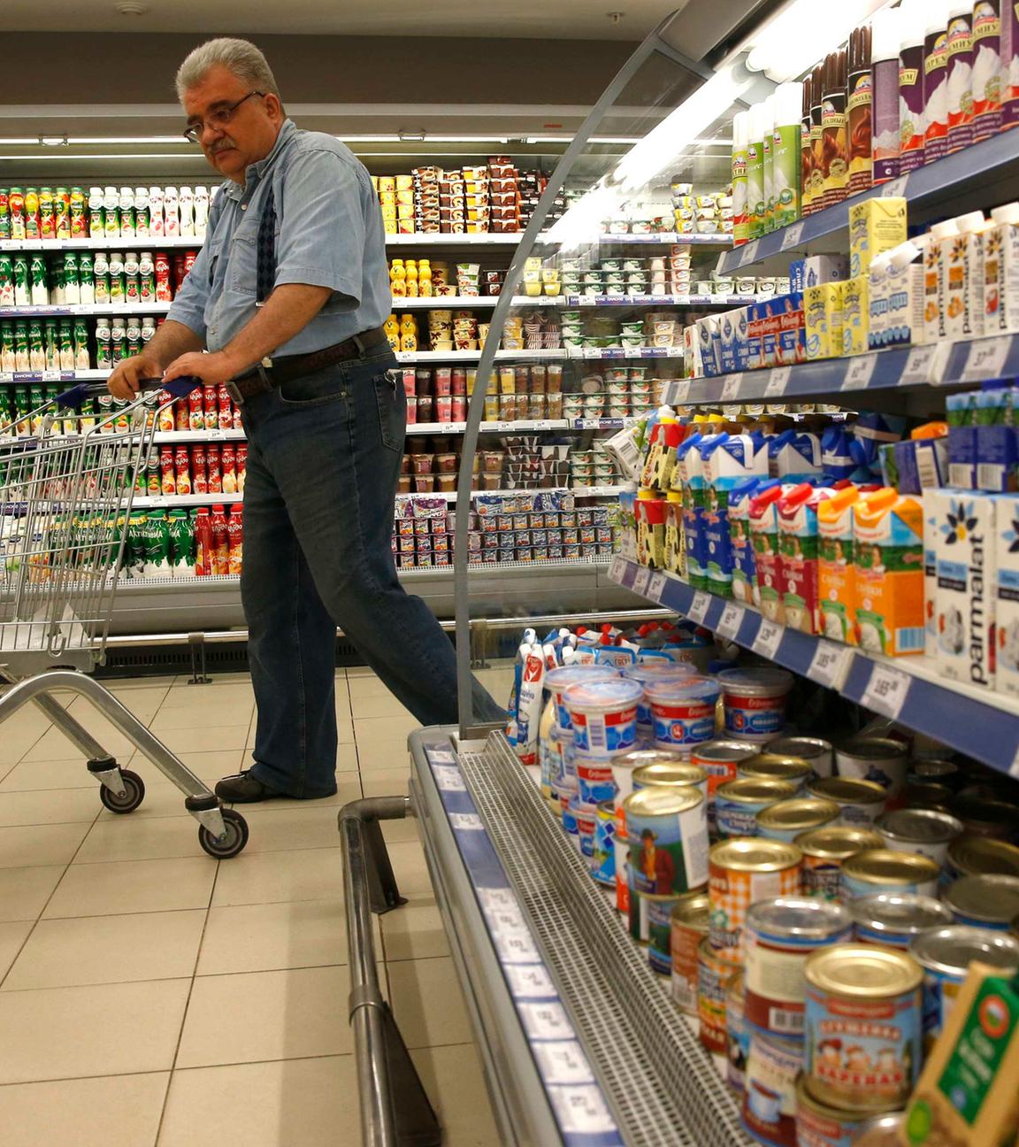 Archiv: Mann in russischem Supermarkt