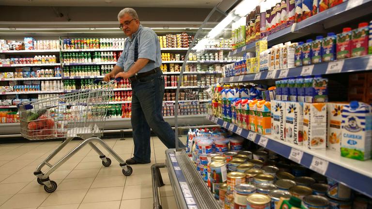 Archiv: Mann in russischem Supermarkt