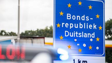 Grenzschild mit der niederländischen Aufschrift: "Bondsrepubliek Duitsland - 1 km"