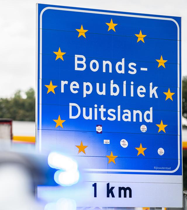Grenzschild mit der niederländischen Aufschrift: "Bondsrepubliek Duitsland - 1 km"