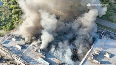 Auf diesem Foto, das von der ukrainischen Militärverwaltung via AP zur Verfügung gestellt wurde, bekämpfen Feuerwehrleute einen Brand in einem Einkaufszentrum, der durch einen russischen Drohnenangriff ausgelöst wurde.