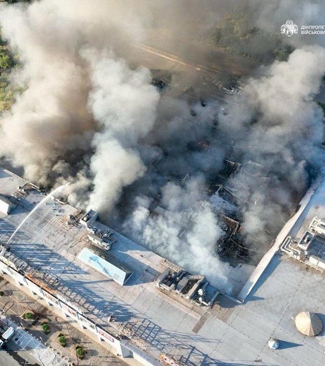 Auf diesem Foto, das von der ukrainischen Militärverwaltung via AP zur Verfügung gestellt wurde, bekämpfen Feuerwehrleute einen Brand in einem Einkaufszentrum, der durch einen russischen Drohnenangriff ausgelöst wurde.