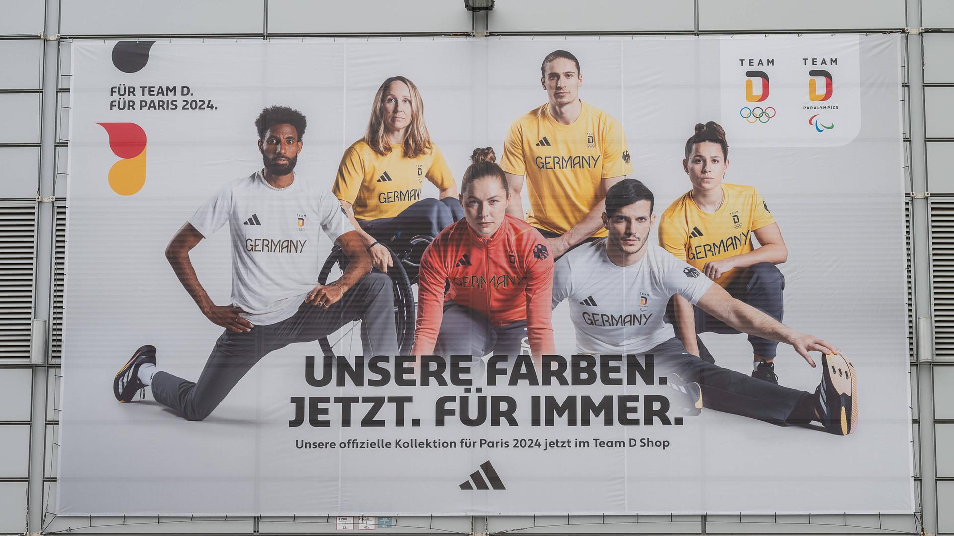 Plakat mit den verschiedenen Klamotten zur Einkleidung für die Olympischen Spielen 2024 in Paris.