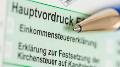 Ein Stift liegt auf dem Formular einer Steuererklärung für das Finanzamt.