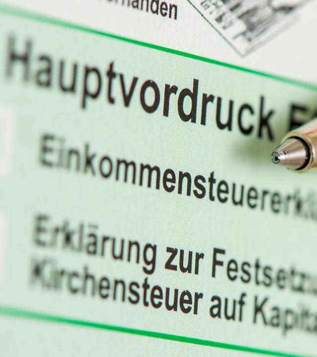 Ein Stift liegt auf dem Formular einer Steuererklärung für das Finanzamt.
